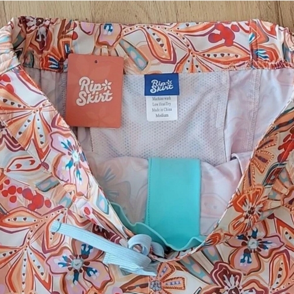 Ripskirt Hawaii Skirt Medium 8 - 10 Pinwheel Floral (coral) Sport Style NWT - Picture 4 of 12